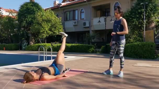 Jovens Mulheres Fazendo Abdominais Correndo Exercitando Jardim Eles Estão Realizando — Vídeo de Stock