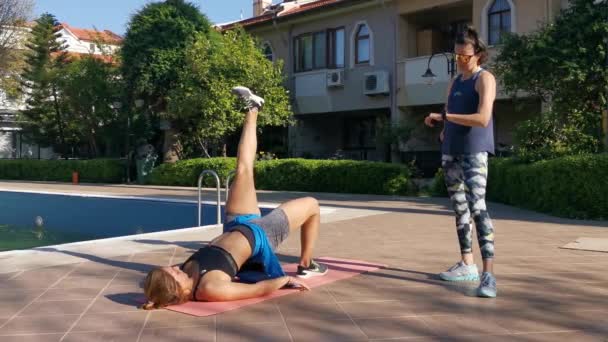 Young Women Doing Sit Ups Running Exercising Garden Performing Exercise — Stock Video