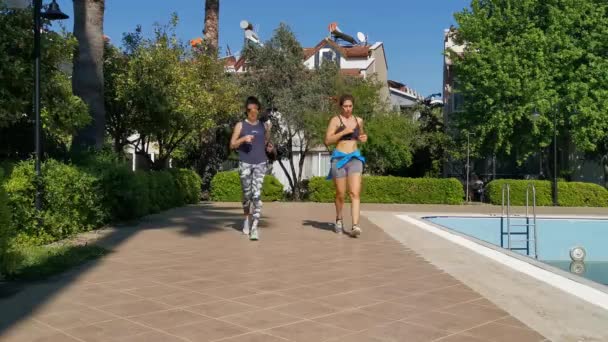 Jovens Mulheres Fazendo Abdominais Correndo Exercitando Jardim Eles Estão Realizando — Vídeo de Stock