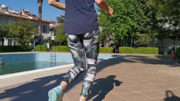 Mujeres Jóvenes Haciendo Abdominales Corriendo Haciendo Ejercicio Jardín Están Realizando — Vídeo de stock