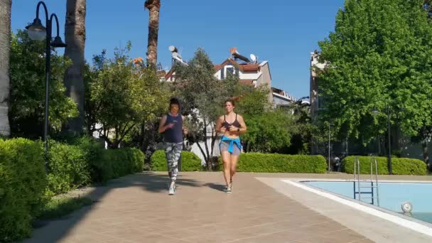Jovens Mulheres Fazendo Abdominais Correndo Exercitando Jardim Eles Estão Realizando — Vídeo de Stock