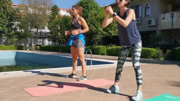 Jonge Vrouwen Doen Sit Ups Hardlopen Sporten Tuin Doen Samen — Stockvideo
