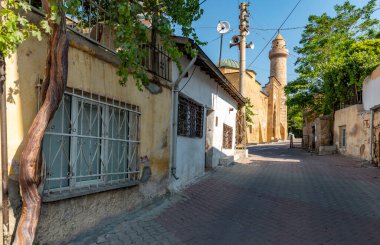 Alaaddin (Alaeddin) camii tarihi Nide Kalesi 'nde 1223 yılında I. Keyqubad döneminde (R.121237) inşa edilmiştir. 