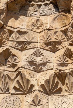 Alaaddin (Alaeddin) camii tarihi Nigde Şatosu 'nda 1223 yılında I. Keyqubad döneminde (121237) Rum Sultanlığı döneminde inşa edilmiştir. 