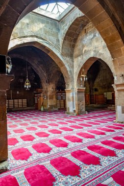 Alaaddin (Alaeddin) camii tarihi Nigde Şatosu 'nda 1223 yılında I. Keyqubad döneminde (121237) Rum Sultanlığı döneminde inşa edilmiştir. 