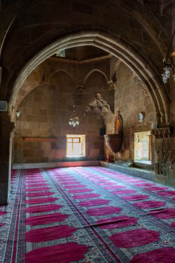 Alaaddin (Alaeddin) camii tarihi Nigde Şatosu 'nda 1223 yılında I. Keyqubad döneminde (121237) Rum Sultanlığı döneminde inşa edilmiştir. 