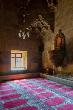 Alaaddin (Alaeddin) camii tarihi Nigde Şatosu 'nda 1223 yılında I. Keyqubad döneminde (121237) Rum Sultanlığı döneminde inşa edilmiştir. 
