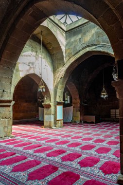 Alaaddin (Alaeddin) camii tarihi Nigde Şatosu 'nda 1223 yılında I. Keyqubad döneminde (121237) Rum Sultanlığı döneminde inşa edilmiştir. 