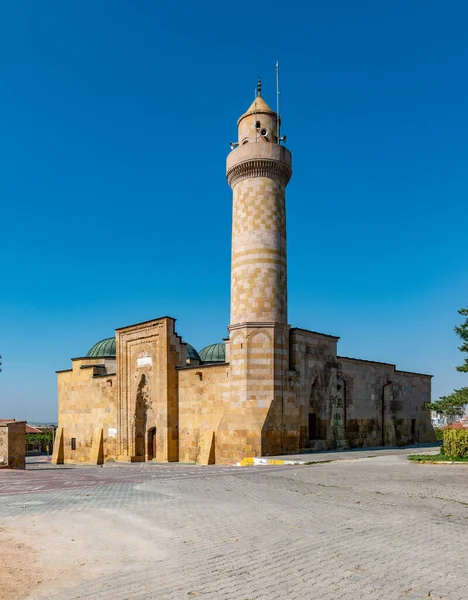 Alaaddin (Alaeddin) camii tarihi Nigde Şatosu 'nda 1223 yılında I. Keyqubad döneminde (121237) Rum Sultanlığı döneminde inşa edilmiştir. 