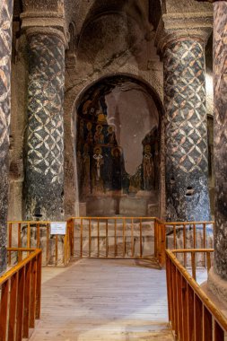 Türkiye 'nin Nigde kentindeki Gumusler Yeraltı Manastırı Avlusu. Gumusler Manastırı harabeleri ve manastır döneminin en önemli dini merkezlerinden biriydi..