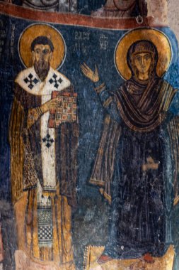 Türkiye 'nin Nigde kentindeki Gumusler Yeraltı Manastırı Avlusu. Gumusler Manastırı harabeleri ve manastır döneminin en önemli dini merkezlerinden biriydi..