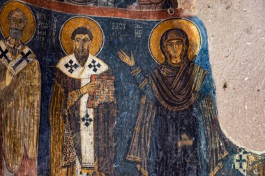Türkiye 'nin Nigde kentindeki Gumusler Yeraltı Manastırı Avlusu. Gumusler Manastırı harabeleri ve manastır döneminin en önemli dini merkezlerinden biriydi..