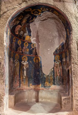 Türkiye 'nin Nigde kentindeki Gumusler Yeraltı Manastırı Avlusu. Gumusler Manastırı harabeleri ve manastır döneminin en önemli dini merkezlerinden biriydi..
