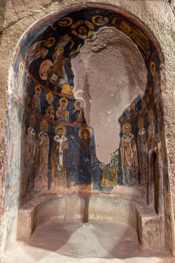 Türkiye 'nin Nigde kentindeki Gumusler Yeraltı Manastırı Avlusu. Gumusler Manastırı harabeleri ve manastır döneminin en önemli dini merkezlerinden biriydi..