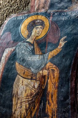 Türkiye 'nin Nigde kentindeki Gumusler Yeraltı Manastırı Avlusu. Gumusler Manastırı harabeleri ve manastır döneminin en önemli dini merkezlerinden biriydi..