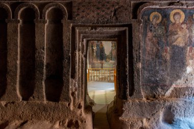 Türkiye 'nin Nigde kentindeki Gumusler Yeraltı Manastırı Avlusu. Gumusler Manastırı harabeleri ve manastır döneminin en önemli dini merkezlerinden biriydi..