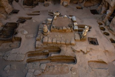 Türkiye 'nin Nigde kentindeki Gumusler Yeraltı Manastırı Avlusu. Gumusler Manastırı harabeleri ve manastır döneminin en önemli dini merkezlerinden biriydi..
