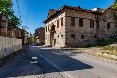 Kayseri City 'deki tarihi Gesi Evleri. Gesi, Kayseri - Türkiye. Kapadokya 'nın doğusunda Roma döneminde Caesarea olarak bilinen Kayseri bulunur. Anadolu 'daki birçok insan yerleşkesi gibi Kayseri' nin de uzun bir geçmişi ve zengin bir kültürel mirası var..