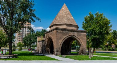 Kayseri 'de bir Seljuk Cupola (Dort Ayak Turbe). Kayseri, Türkiye.