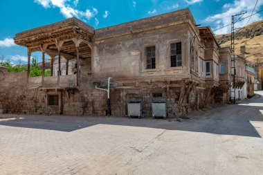 Kayseri City 'deki tarihi Gesi Evleri. Gesi, Kayseri - Türkiye. Kapadokya 'nın doğusunda Roma döneminde Caesarea olarak bilinen Kayseri bulunur. Anadolu 'daki birçok insan yerleşkesi gibi Kayseri' nin de uzun bir geçmişi ve zengin bir kültürel mirası var..