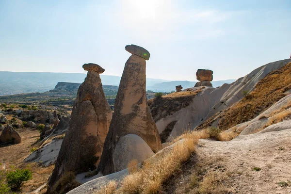 Rochers Ressemblant Des Champignons Dramatiquement Cappadoce Turquie Cette Photo Été — Photo