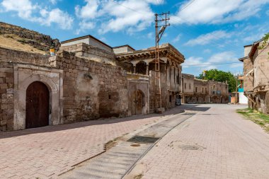 Kayseri City 'deki tarihi Gesi Evleri. Gesi, Kayseri - Türkiye. Kapadokya 'nın doğusunda Roma döneminde Caesarea olarak bilinen Kayseri bulunur. Anadolu 'daki birçok insan yerleşkesi gibi Kayseri' nin de uzun bir geçmişi ve zengin bir kültürel mirası var..