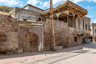 Kayseri City 'deki tarihi Gesi Evleri. Gesi, Kayseri - Türkiye. Kapadokya 'nın doğusunda Roma döneminde Caesarea olarak bilinen Kayseri bulunur. Anadolu 'daki birçok insan yerleşkesi gibi Kayseri' nin de uzun bir geçmişi ve zengin bir kültürel mirası var..