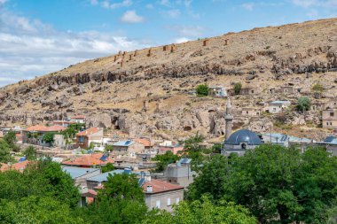 Kayseri City 'deki tarihi Gesi Evleri. Gesi, Kayseri - Türkiye. Kapadokya 'nın doğusunda Roma döneminde Caesarea olarak bilinen Kayseri bulunur. Anadolu 'daki birçok insan yerleşkesi gibi Kayseri' nin de uzun bir geçmişi ve zengin bir kültürel mirası var..