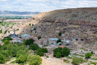 Kayseri City 'deki tarihi Gesi Evleri. Gesi, Kayseri - Türkiye. Kapadokya 'nın doğusunda Roma döneminde Caesarea olarak bilinen Kayseri bulunur. Anadolu 'daki birçok insan yerleşkesi gibi Kayseri' nin de uzun bir geçmişi ve zengin bir kültürel mirası var..