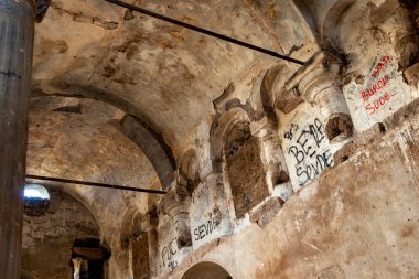 Germir, Kayseri 'deki Panayia Kilisesi (Kimisis tis Teotoku) - Kapadokya' nın doğusunda, Roma döneminde Caesarea olarak bilinen Kayseri adlı şehir, Türkiye 'nin 1000 yıllık Eski Ticaret Merkezi yer almaktadır.. 