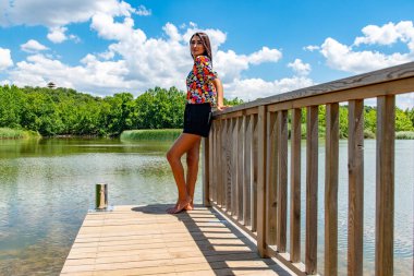 Kovada Gölü Ulusal Parkı 'nda güneşli bir gün, Egirdir, Isparta - Türkiye. Kovada Ulusal Parkı 'nda güzel bir kadın.