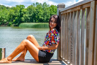 Kovada Gölü Ulusal Parkı 'nda güneşli bir gün, Egirdir, Isparta - Türkiye. Kovada Ulusal Parkı 'nda güzel bir kadın.