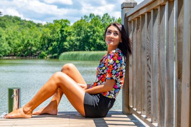 Kovada Gölü Ulusal Parkı 'nda güneşli bir gün, Egirdir, Isparta - Türkiye. Kovada Ulusal Parkı 'nda güzel bir kadın.