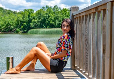 Kovada Gölü Ulusal Parkı 'nda güneşli bir gün, Egirdir, Isparta - Türkiye. Kovada Ulusal Parkı 'nda güzel bir kadın.