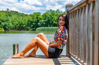 Kovada Gölü Ulusal Parkı 'nda güneşli bir gün, Egirdir, Isparta - Türkiye. Kovada Ulusal Parkı 'nda güzel bir kadın.