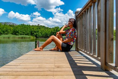 Kovada Gölü Ulusal Parkı 'nda güneşli bir gün, Egirdir, Isparta - Türkiye. Kovada Ulusal Parkı 'nda güzel bir kadın.