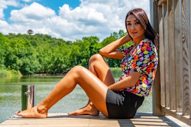 Kovada Gölü Ulusal Parkı 'nda güneşli bir gün, Egirdir, Isparta - Türkiye. Kovada Ulusal Parkı 'nda güzel bir kadın.