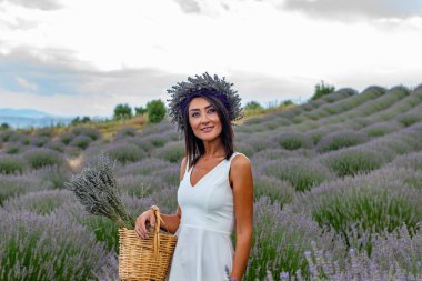 Türkiye 'nin lavanta cenneti: Kuyucak Köyü, Isparta - Türkiye. Kuyucak Isparta 'nın lavanta tarlasında güzel bir kadın. Kadın model lavanta tarlalarında yürüyor.. 