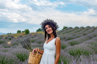 Türkiye 'nin lavanta cenneti: Kuyucak Köyü, Isparta - Türkiye. Kuyucak Isparta 'nın lavanta tarlasında güzel bir kadın. Kadın model lavanta tarlalarında yürüyor.. 
