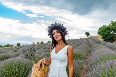 Türkiye 'nin lavanta cenneti: Kuyucak Köyü, Isparta - Türkiye. Kuyucak Isparta 'nın lavanta tarlasında güzel bir kadın. Kadın model lavanta tarlalarında yürüyor.. 