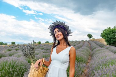 Türkiye 'nin lavanta cenneti: Kuyucak Köyü, Isparta - Türkiye. Kuyucak Isparta 'nın lavanta tarlasında güzel bir kadın. Kadın model lavanta tarlalarında yürüyor.. 