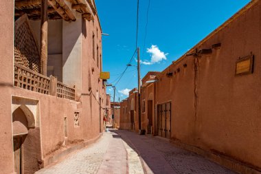 Abyaneh Köyü. İran 'ın İsfahan ilindeki Abyaneh Köyü' ndeki kırmızı renkli çamur tuğla ev.