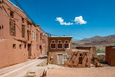 Abyaneh Köyü. İran 'ın İsfahan ilindeki Abyaneh Köyü' ndeki kırmızı renkli çamur tuğla ev.