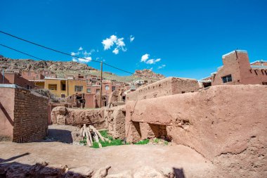 Abyaneh Köyü. İran 'ın İsfahan ilindeki Abyaneh Köyü' ndeki kırmızı renkli çamur tuğla ev.