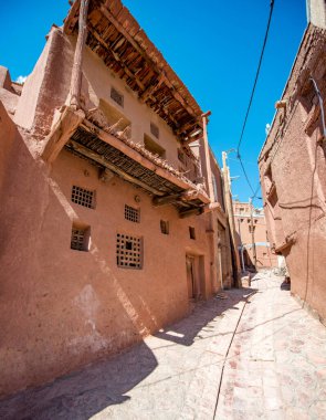 Abyaneh Köyü. İran 'ın İsfahan ilindeki Abyaneh Köyü' ndeki kırmızı renkli çamur tuğla ev.