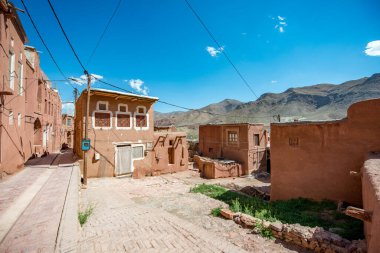 Abyaneh Köyü. İran 'ın İsfahan ilindeki Abyaneh Köyü' ndeki kırmızı renkli çamur tuğla ev.