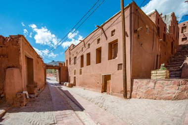 Abyaneh Köyü. İran 'ın İsfahan ilindeki Abyaneh Köyü' ndeki kırmızı renkli çamur tuğla ev.
