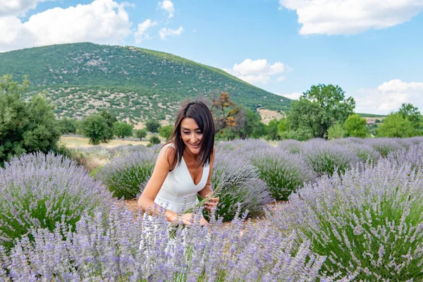 Paradisul Lavandă Din Turcia Kuyucak Village Isparta Turcia Femeie Frumoasă — Fotografie, imagine de stoc