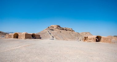 Yazd - İran. 23 Nisan 2017. Yazd, İran 'daki Sessizlik Tapınağı. Evet. Dolambaçlı yolları, porsuk ormanı, çamurlu tuğlalı evleri ve kalacak güzel yerleriyle Yezd 'sakın kaçırmayın' bir varış noktasıdır.. 