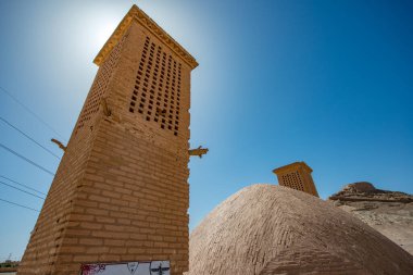 Yazd - İran. 23 Nisan 2017. Yazd, İran 'daki Sessizlik Tapınağı. Evet. Dolambaçlı yolları, porsuk ormanı, çamurlu tuğlalı evleri ve kalacak güzel yerleriyle Yezd 'sakın kaçırmayın' bir varış noktasıdır.. 